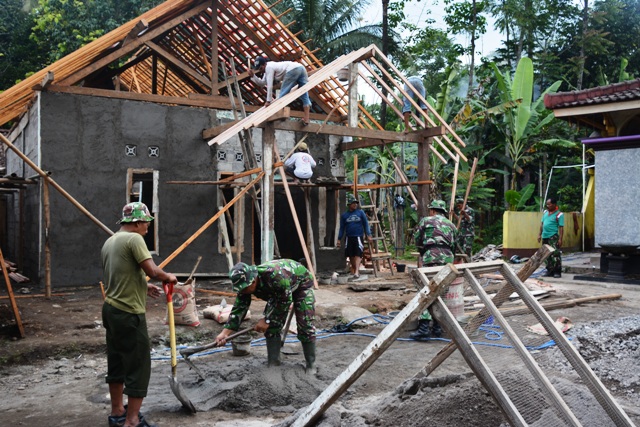 Korem Salatiga Hormati Jasa Pendahulu Dengan Bedah Rumah